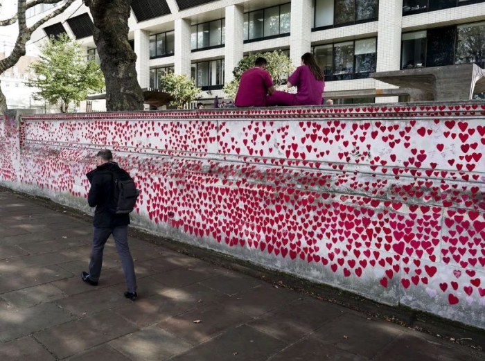 位於倫敦泰晤士河畔阿爾伯特堤岸的國家新冠紀念牆是由志工繪製的公共壁畫，以紀念英國大流行病的受害者（圖／ Jordan Pettitt ，PA）